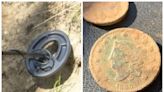 Caminaba con su detector de metales en Connecticut y encontró una moneda que vale miles de dólares: “Estaba feliz”