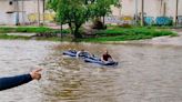 Pareja arriesga su vida y “navega” en el río Santiago