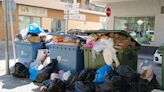 Segunda jornada de huelga de recogida de basura en Oliva: contenedores llenos de residuos y quejas de vecinos y negocios