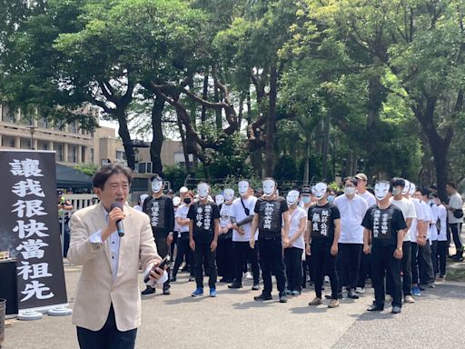 菸防法上路周年...去年上市14款紙菸 百人行政院外抗議設「告別式靈堂」