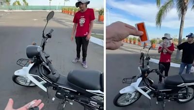 Un influencer le regaló una motocicleta a un vendedor ambulante, pero se la rechazó: “No me gusta” | Por las redes