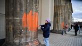 Brandenburg Gate paint attackers get suspended sentences