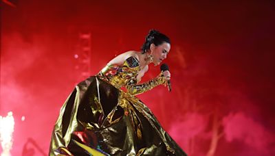 Katy Perry sorprende a sus fans bailando la 'Macarena' y sirviendo chupitos en una discoteca de Barcelona