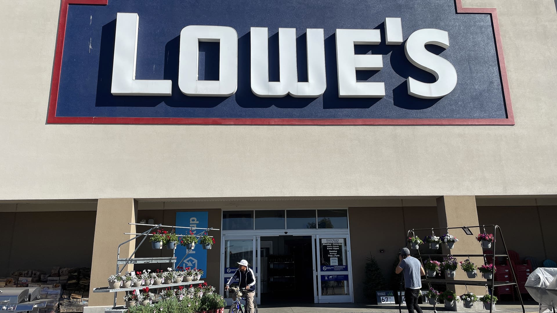 Lowe's beats on earnings and revenue, even as consumers spend less on DIY projects