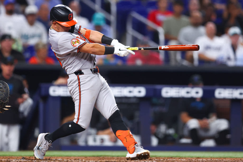 Urías hits tie-breaking home run and Orioles hang on for 7-5 win