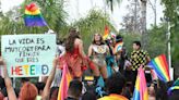 Lluvia no detiene marcha del orgullo LGBTIQ+ en La Laguna de Durango