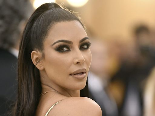 Kim Kardashian recibe miradas atrevidas con su traje deportivo, mientras cruza la calle - El Diario NY