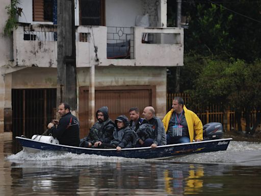 Opinião: Viagem de 13 horas e repórter desalojado: os desafios da cobertura da Folha no RS