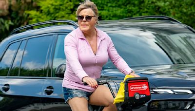 Suzy Eddie Izzard shows off toned legs in a pair of tiny denim shorts