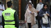 頭巾抗爭週年剛過 伊朗國會通過法案：服儀不當可關10年