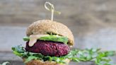 “Somos expertos en leer etiquetas que son jeroglíficos”: un cambio en el Código Alimentario resuelve un reclamo de los veganos