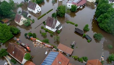 Hochwasser-Alarm im Süden: Feuerwehrmann stirbt, ICE entgleist