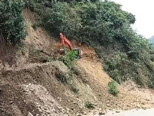 Landslides and rain delay NH10 restoration, Siliguri to Kalimpong route still closed