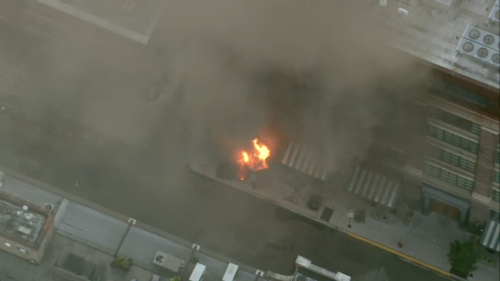 Chicago Fire Department battling ComEd electrical vault fire in West Loop | LIVE