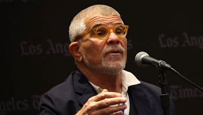 David Mamet Calls Hollywood’s DEI Initiatives “Garbage” & Says His Kids Are Not Nepo Babies: “They Earned It By Merit”