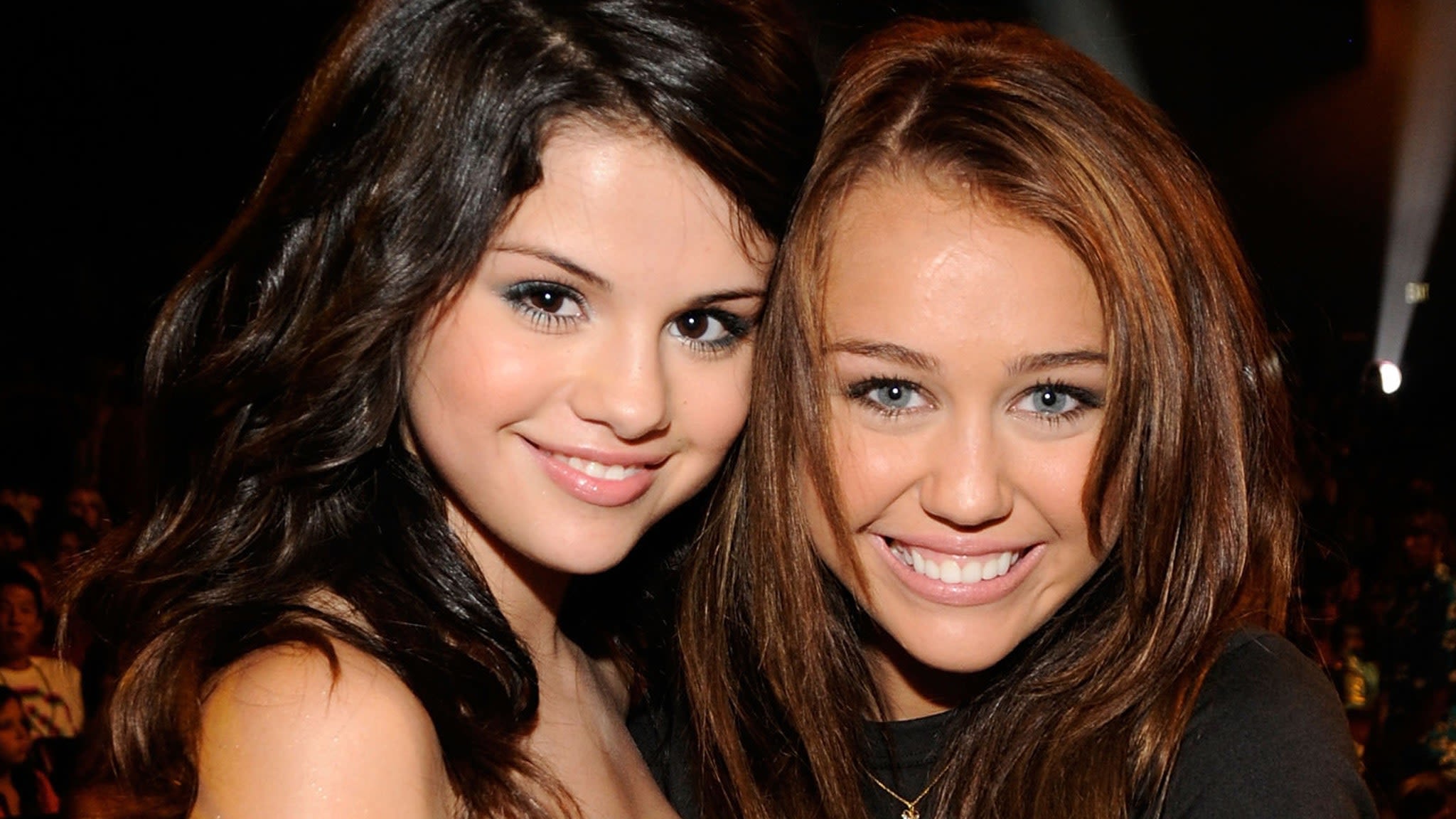 Wizards of Waverly Place Alum Reveals Why Selena Gomez & Miley Cyrus Didn't Film Crossover Together