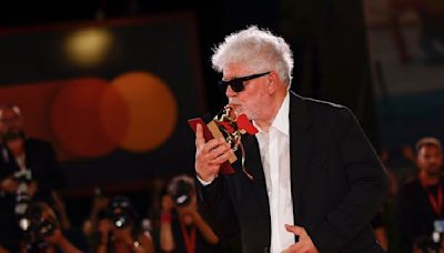 Primera película de Pedro Almodóvar, triunfa en el Festival de Venecia