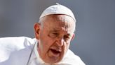Papa suspende discurso por dificuldades respiratórias pós-cirurgia