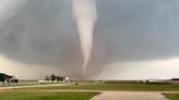 Captan en video potentes tornados arrasando en poblados al oeste de Texas