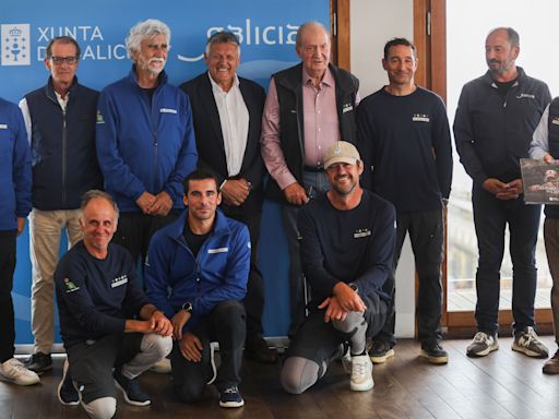 Juan Carlos I recoge el premio de la regata de Sanxenxo, en la que el 'Bribón' alcanza la primera posición