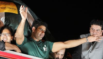 Pakistan's golden boy receives hero's welcome