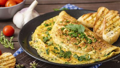 Cette recette d’omelette estivale, à faire en moins de 10 min, est parfaite pour changer de l’omelette traditionnelle