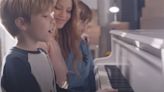 Shakira muestra a sus hijos Milan y Sasha cantando y tocando el piano en su nuevo videoclip 'Acróstico'