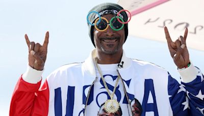 Snoop Dogg se destaca com looks estilosos e personalizados nas Olimpíadas