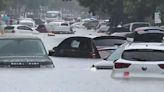 鄭州暴雨釀嚴重災情！路邊汽車險被滅頂 走人行道像溯溪