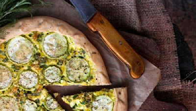 Testez la tarte magique salée aux courgettes, burrata et miel