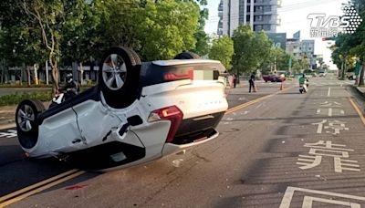 閃燈路口大對決！不停讓、不減速 紅白兩車慘變「聖杯」