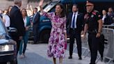 La reina Letizia sorprende en Barcelona con un vestido camisero de 850 euros: un ‘look’ con doble guiño a Cataluña