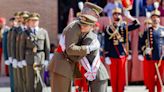 El emocionado abrazo del rey Felipe a la princesa Leonor al nombrarla alférez cadete