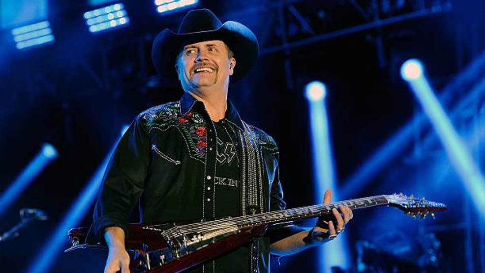 Singer John Rich offers free concert to fraternity for protecting US flag from protestors