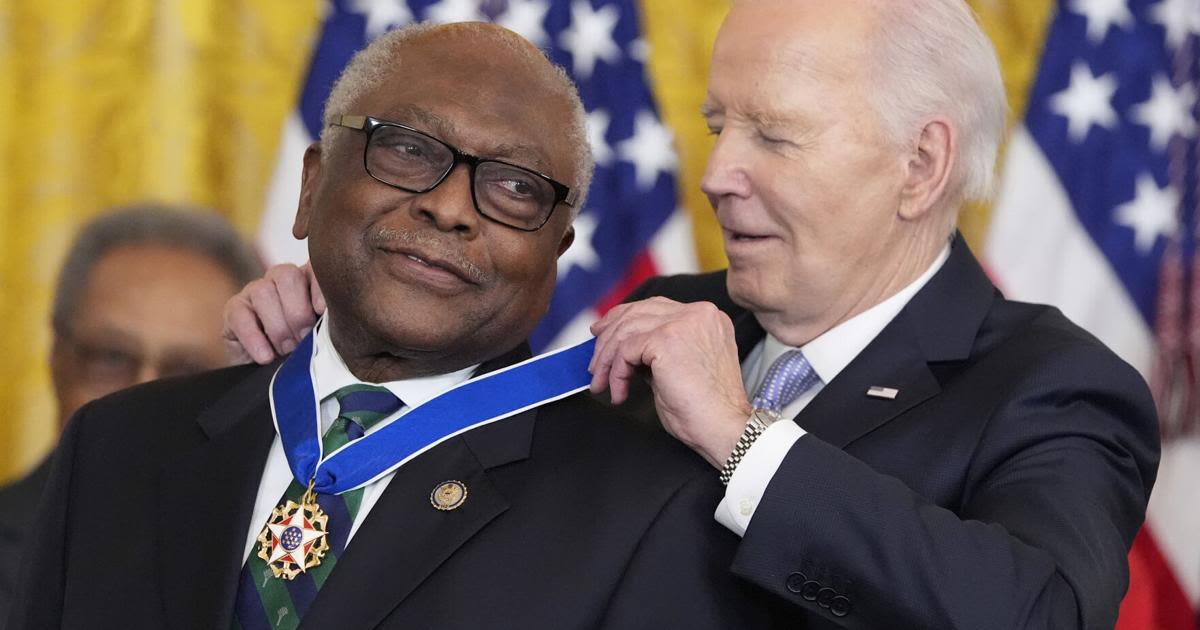 Biden awards the Presidential Medal of Freedom to 19 politicians, activists, athletes and others