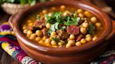 Prepare de una manera sencilla, pero exquisita, la receta tradicional de una cazuela de garbanzos