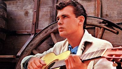 Duane Eddy, Grammy-Winnin’ Record-Cuttin’ Guitar Hero, Dies at 86