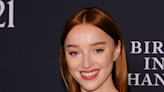 Phoebe Dynevor just debuted the hair trend of autumn 2022: the Italian full fringe