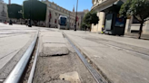 El trazado del tranvía necesita una repavimentación urgente en el centro de Sevilla