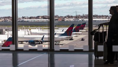 Airports Are Packed. Why Airline Stocks Are Stuck on the Tarmac.