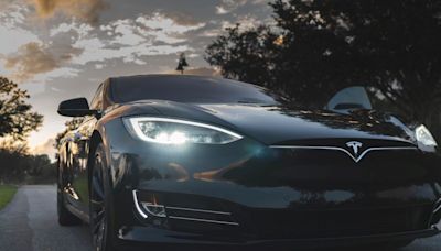 En mode Autopilot, cette Tesla s'écrase contre une voiture de police