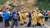 基隆潮境公園入口大規模山崩 北市4車12人2犬緊急馳援畫面曝