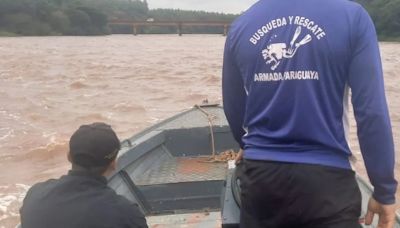 La Nación / Durante búsqueda de niños en el Monday, buzos de la Armada rescataron a un hombre