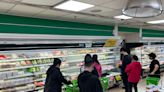 楓康超市還真瘋！整排「10元商品特賣」：青菜、芭樂、砂糖都10元