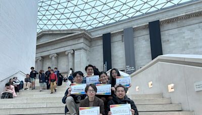 倫敦台灣人於英國大英博物館前舉牌集合拍照 (圖)