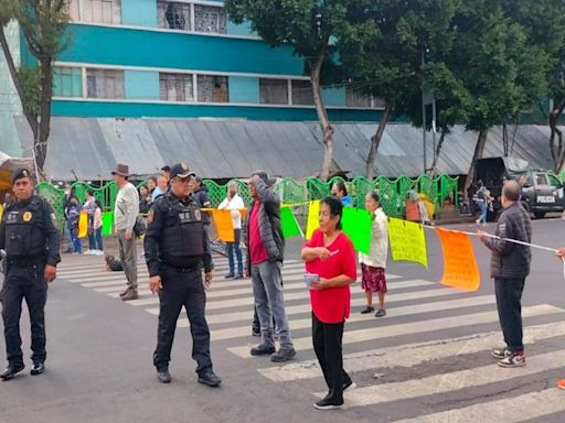 Comerciantes bloquean avenida Circunvalación en Venustiano Carranza para evitar desalojo de la plaza "Aguilera"