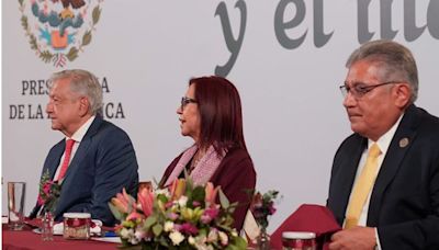 AMLO recibe a la SNTE en Palacio Nacional; "dejamos de padecer el acoso y persecución", piden trabajadores de la educación | El Universal