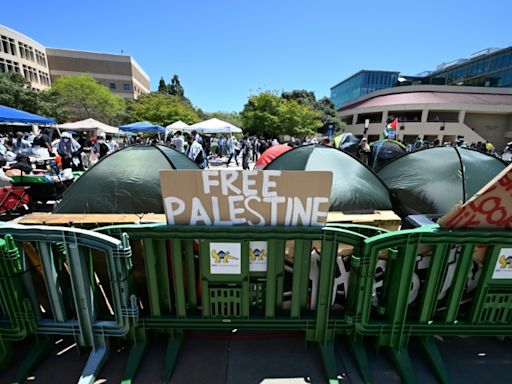 Universidad de Columbia advierte con expulsar a alumnos ocupantes de edificio por guerra en Gaza