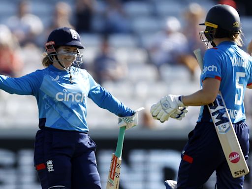 England ease to victory in opening ODI against New Zealand