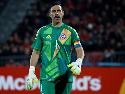 Fabricación propia: la especial cualidad de los nuevos guantes de Claudio Bravo - La Tercera